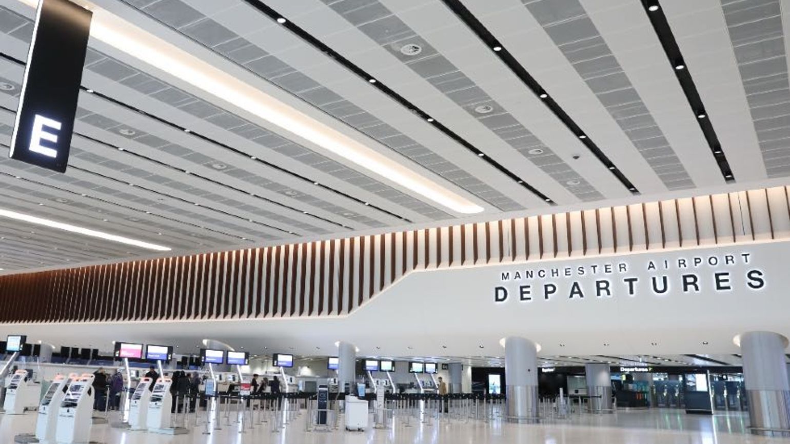 Manchester airport makes ‘huge progress’ in cutting queues