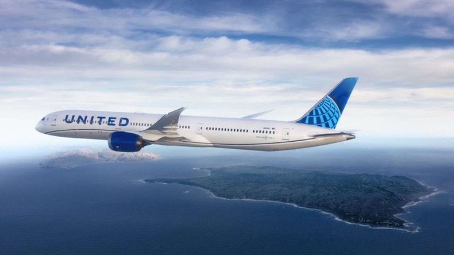 United Airlines orders 100 new Dreamliners from Boeing