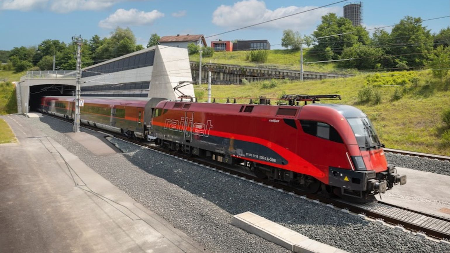 OBB RailJet_credit_OBB and Harland Eisenberger