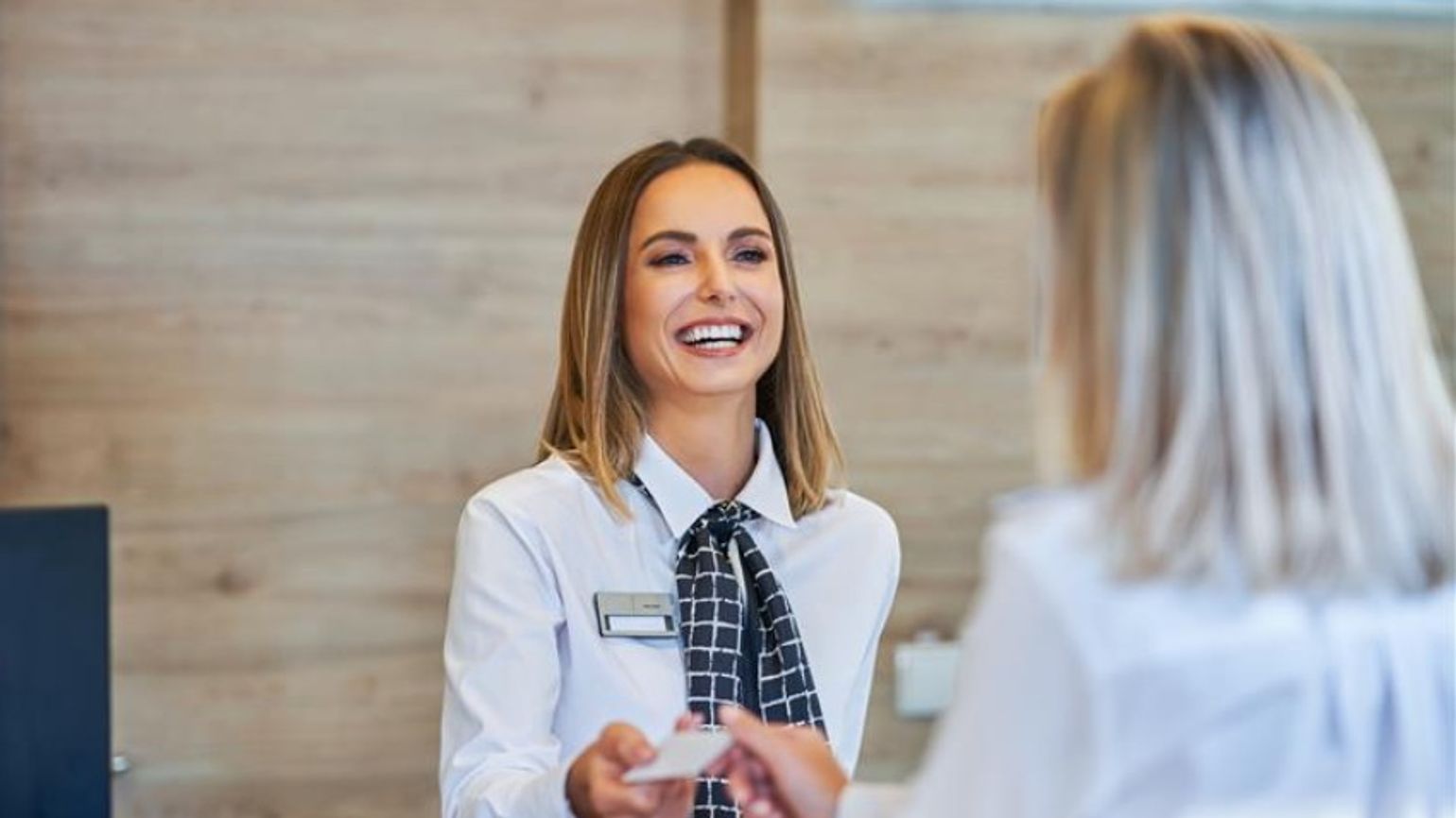 Hotel desk expenses AdobeStock
