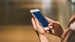 Phone payment_Pixabay_iqalstock