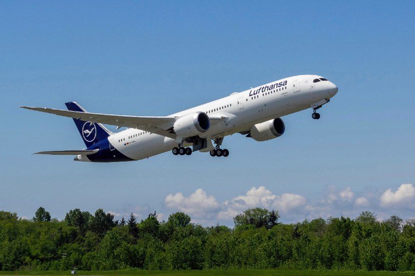 Lufthansa takes delivery of first Dreamliner aircraft