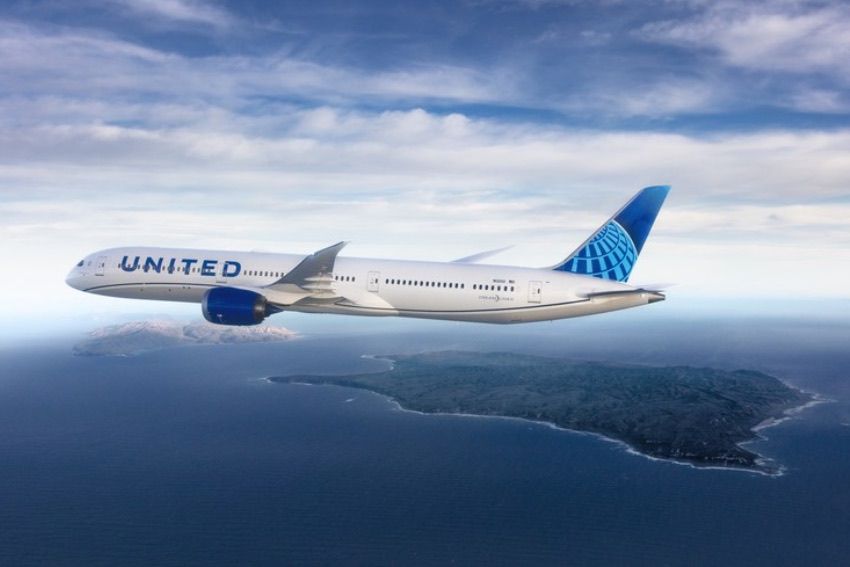 United Airlines orders 100 new Dreamliners from Boeing