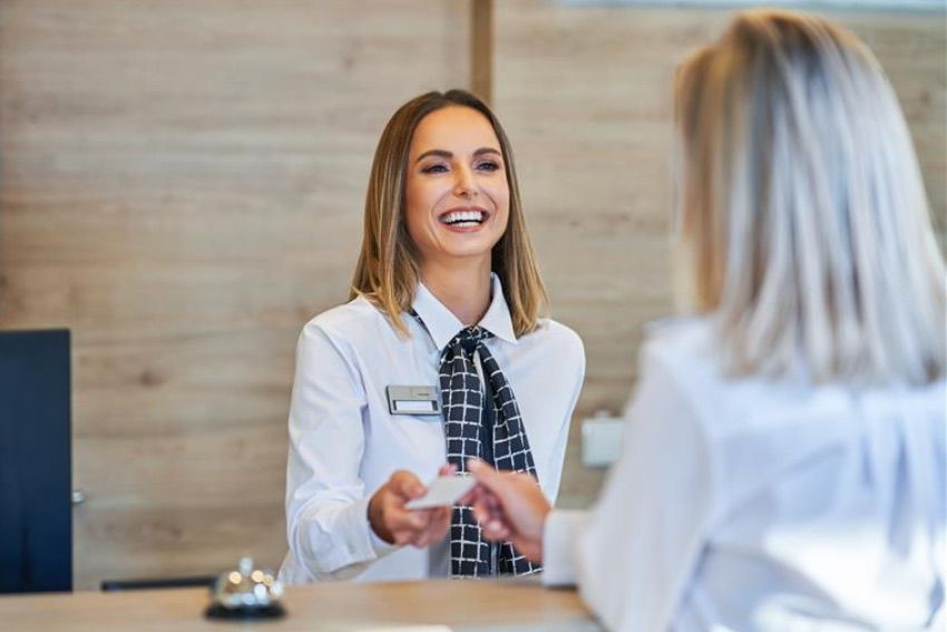 Hotel desk expenses AdobeStock