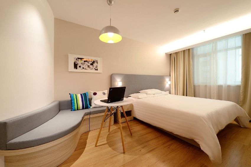 Hotel room Pixabay Ming Dai web