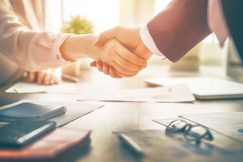 Handshake Adobestock