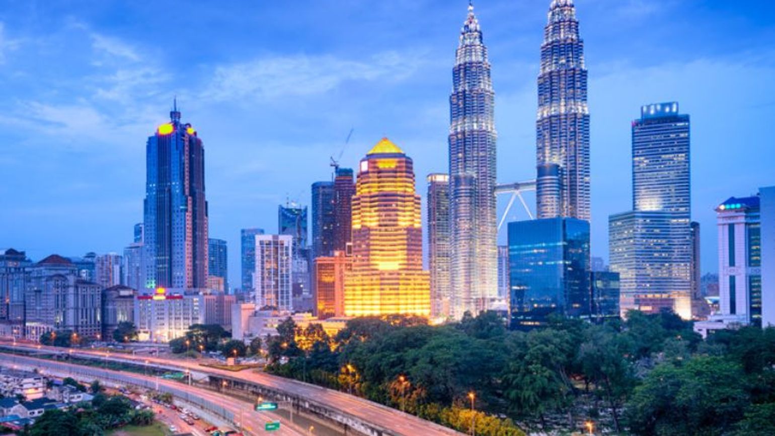 Малайзия 2024 год. Куала-Лумпур Малайзия. Куала Лумпур панорама города. Куала-Лумпур Лев. Malaysia, Kuala, Lumpur, город, Малайзия, архитектура, отражение.