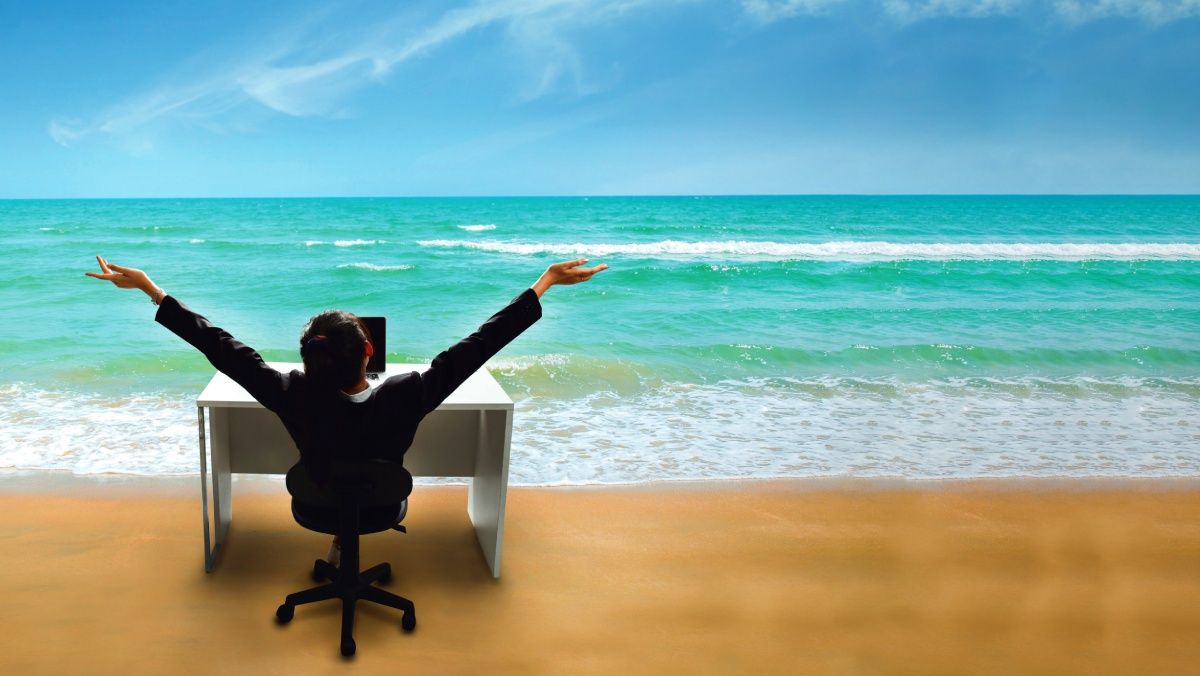 A nomadic business traveller participating in bleisure