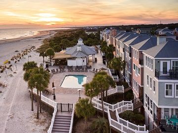  alt="Lowe buys Hyatt business to renew vacation rental development"  title="Lowe buys Hyatt business to renew vacation rental development" 