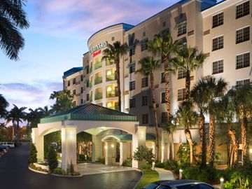 Latest news: 9,000 for Hilton; Azul's dual-brand in Phoenix; Rowe new CEO of KHP