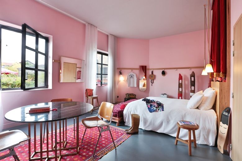 Mob hotel room in Paris