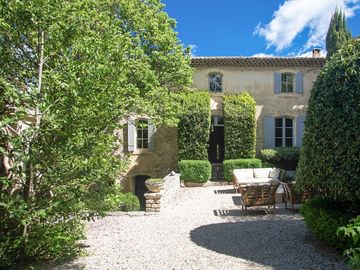 Latest HITs: Hyatt EMEA; Pelisson dies; onefinestay growth