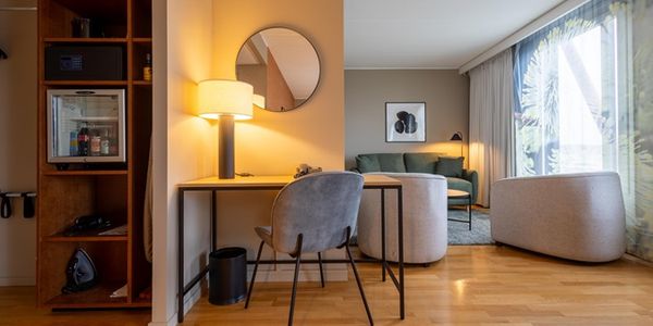 Hyatt beats on EPS, modestly adjusts guidance