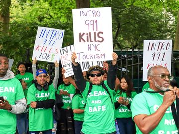 NYC hoteliers take to streets to fight license bill