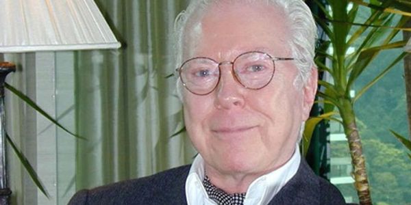 Legendary hotelier Bob Burns dies