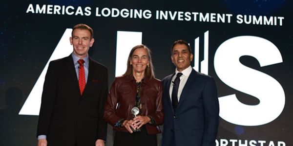Leeny Oberg wins award