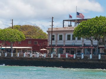 Hoteliers tested as wildfires rage on Maui