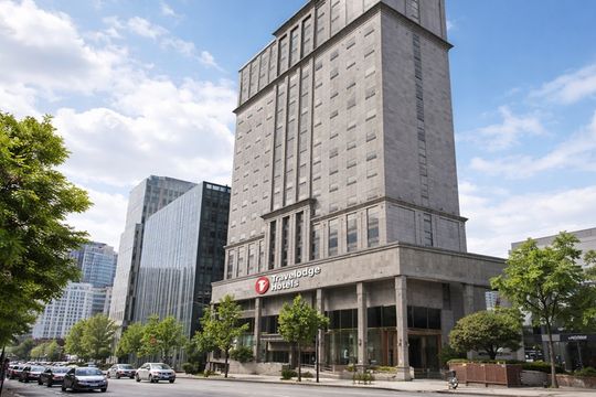 Travelodge plants biggest Asian flag in Gangnam