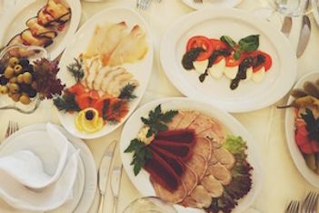 How to turn a meal into a team building event