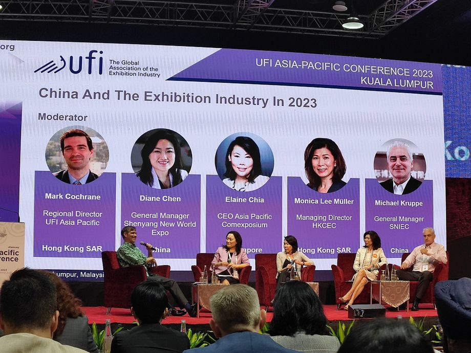 UFI’s Mark Cochrane, Shenyang New World Expo’s Diane Chen, Comexposium’s Elaine Chia, Hong Kong Convention and Exhibition Centre’s Monica Lee-Müller and Shanghai New International Expo Center’s Michael Kruppe discussing China’s comeback at UFI Asia-Pacific Conference in Kuala Lumpur.