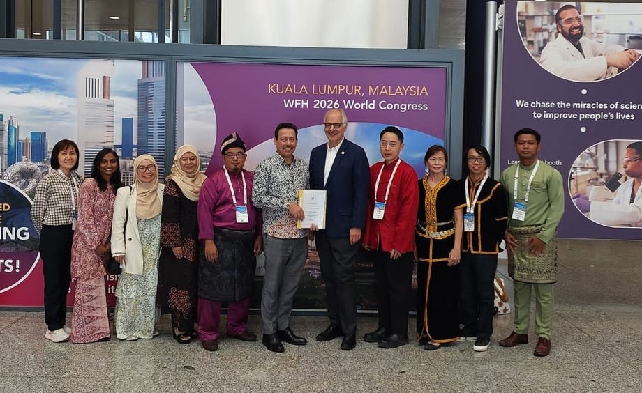 MyCEB 的 Azman Haji Tambi Chik（中）在最近于西班牙举行的 2024 年 WFH 世界大会上与马来西亚血友病协会 (HSM) 确认了此次活动的交接。