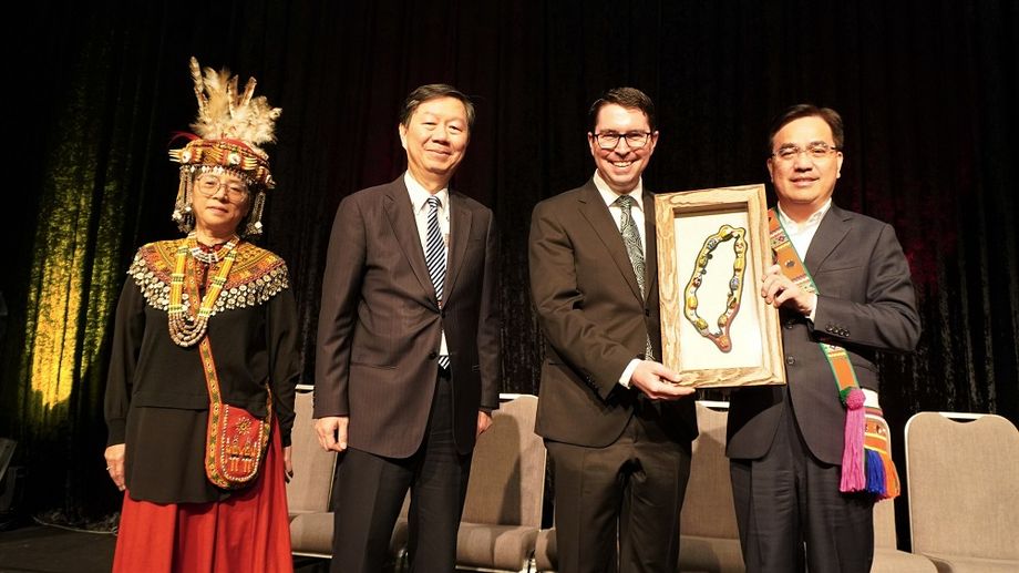 Minister of Taiwan's Council of Indigenous Peoples Icyang Parod presented Patrick Gorman, MP and Assistant Minister to the Prime Minister, with a glazed Taiwan pictorial charm.