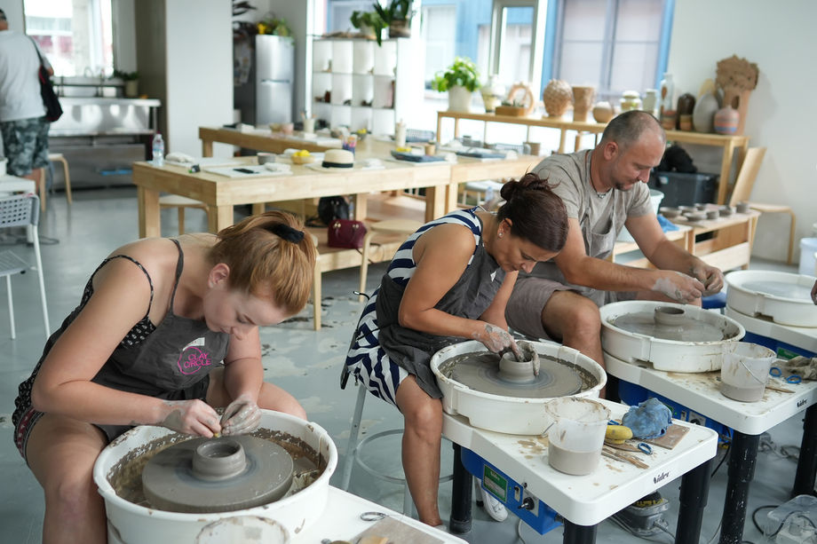 “ClayCirclelation” encourages participants to unleash their hidden artistic skills for pottery design under the careful guidance of certified professional conductors.