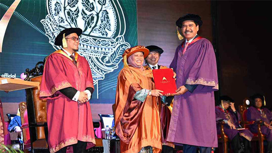 MyCEB's Abdul Khani Daud has been awarded with a Doctor of Creative Arts (PhD) by the National Academy of Arts, Culture and Heritage (ASWARA).