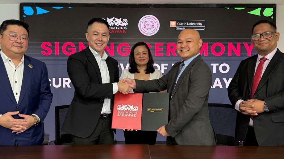 BESarawak, represented by Jason Tan Chin Foo (left centre), and Curtin University Malaysia, by Vincent Lee Chieng Chen (right centre), sign the Memorandum of Agreement, witnessed by Amelia Roziman, BESarawak CEO (centre).