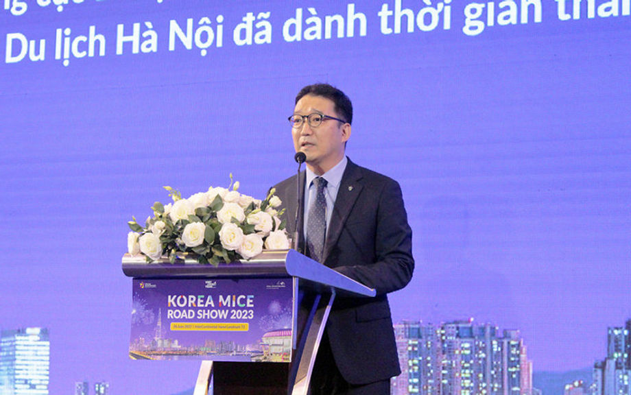 On stage: Lee Jae Hoon, KTO’s chief representative in Vietnam.
