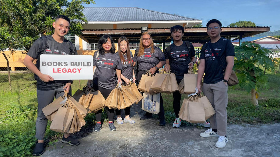 The BESarawak team brought donated books to underprivileged students in Sekolah Kebangsaan Batu Bungan (Batu Bungan Primary School).