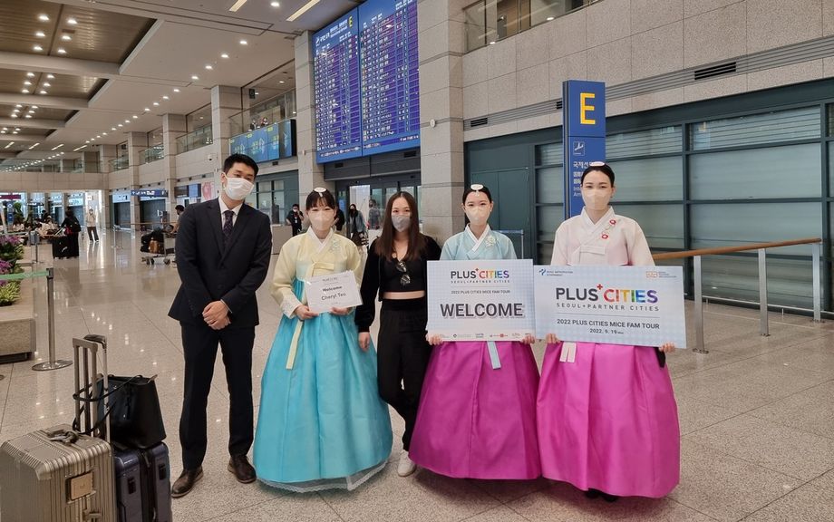 A welcome committee sent to receive a delegate at Incheon airport.