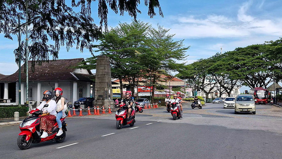 Smart Leisure & Travels 的婆罗洲绿色自行车之旅让游客可以游览古晋一些最具标志性的地标。