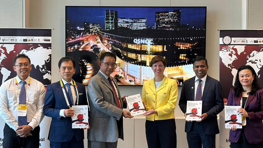 Abdul Karim Rahman Hamzah (centre) presenting Volume 2 Issue 1 of the International Journal of Business Events and Legacies to ICCA’s Marta Gomes.