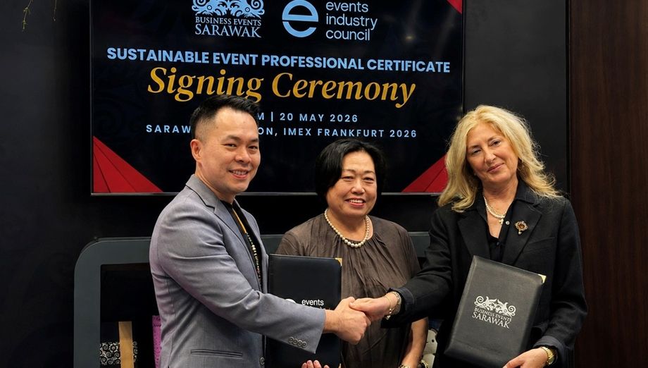 BESarawak’s Jason Tan Chin Foo (left) and EIC’s Amy Calvert mark the collaboration, witnessed by Ngui Ing Ing, a member of BESarawak's board of directors.