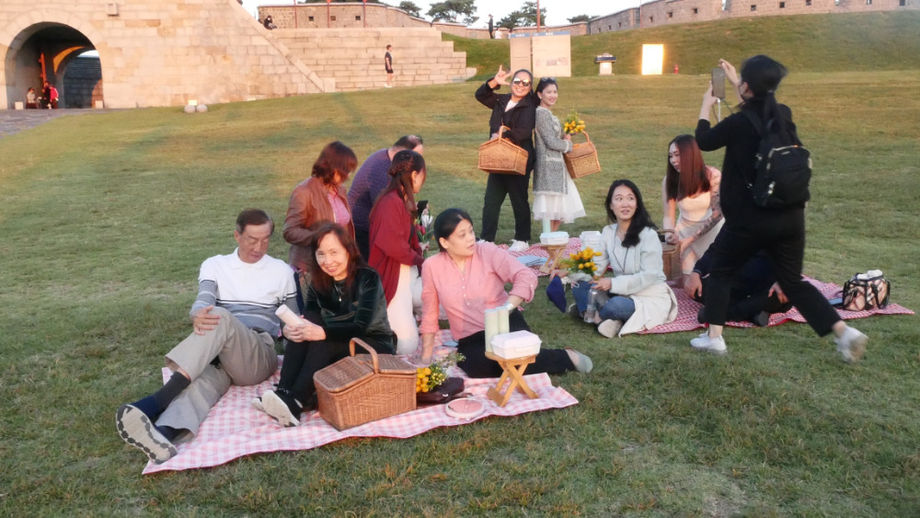The grassy area at the foot of the fortress’ walls provides a relaxed setting for picnics and team building activities.