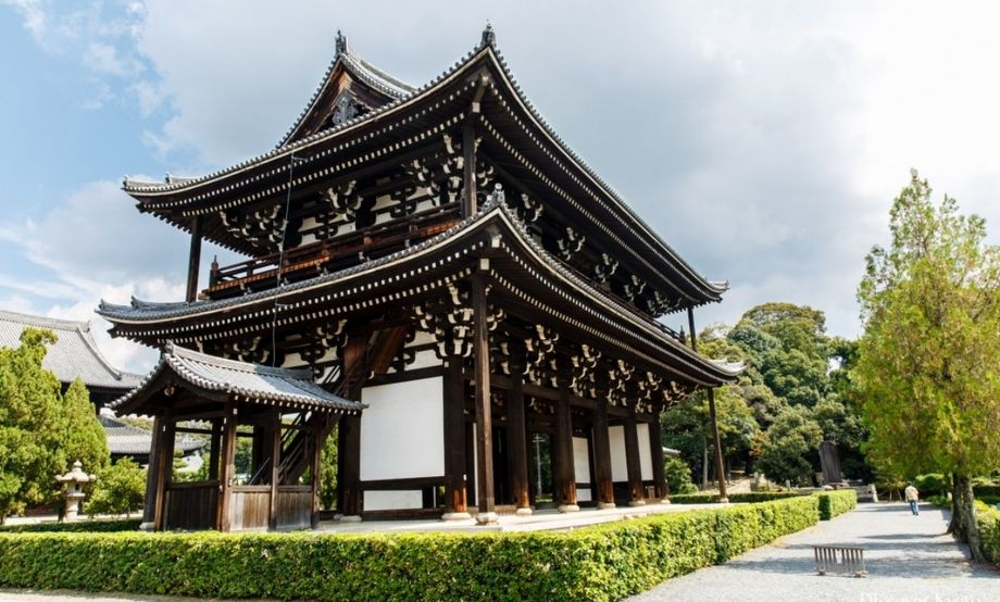 Tofukuji Temple offers meeting facilities, scenic gardens, and cultural activities like meditation and sutra copying, creating a peaceful, immersive setting for MICE events.