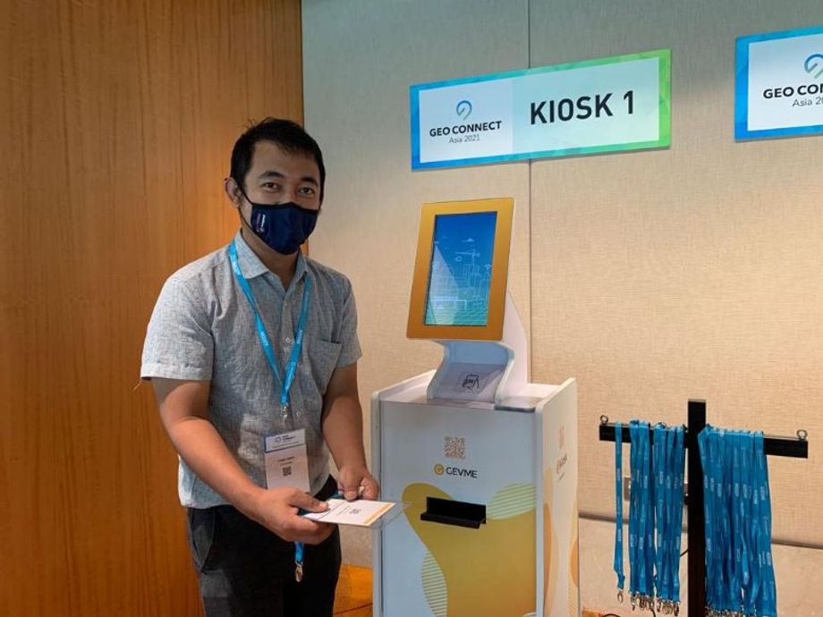 Facial recognition and temperature check during registration to reduce queues — quick and seamless.