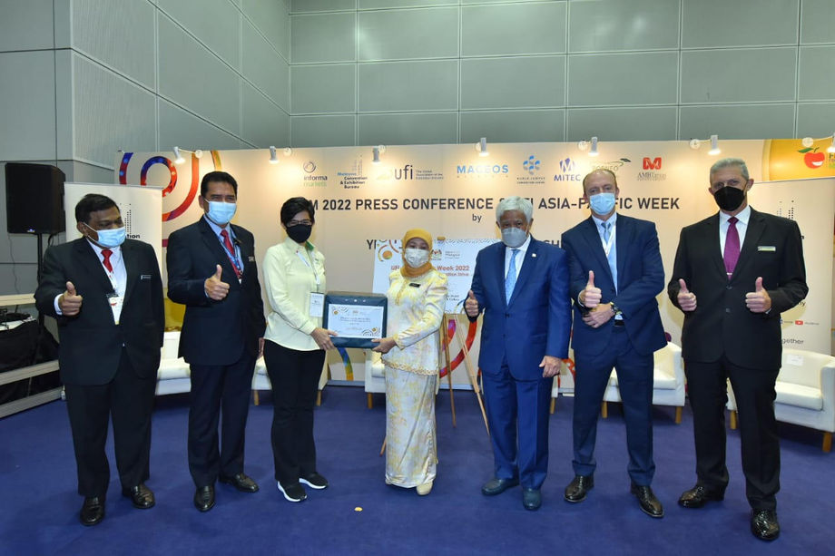 The launch of Food & Hotel Malaysia 2022 and UFI Asia-Pacific Week 2022 ‘Jom Makan & Food Donation Drive’ officiated by Dato’ Sri Hajah Nancy Shukri – Minister of Tourism Arts and Culture (MOTAC) accompanied by Dalphine Ong – CEO of Food Aid Foundation.