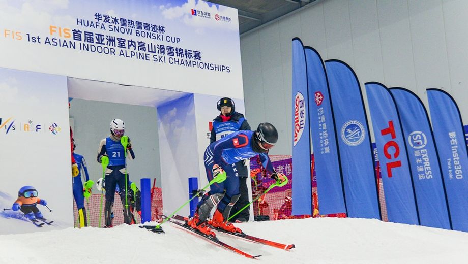 The Huafa Snow Bonski Cup debuted on 23 April China's first FIS-certified indoor alpine skiing competition.