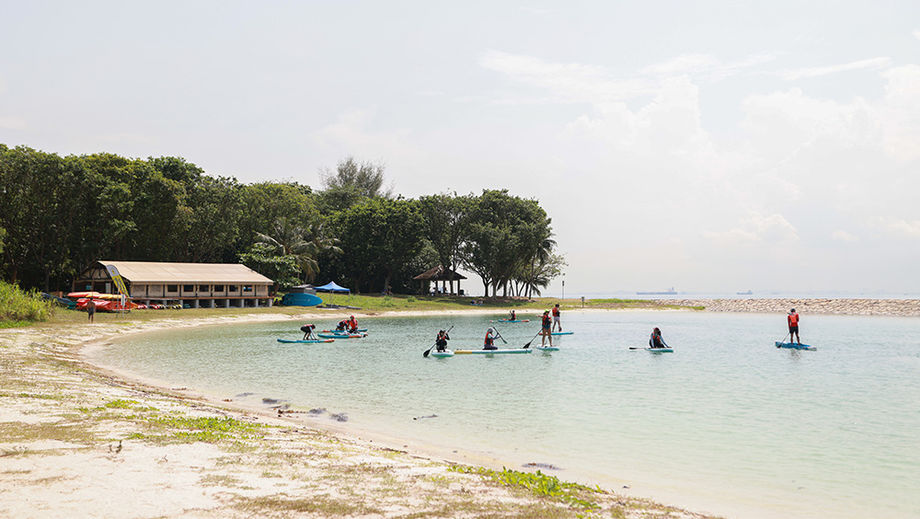 GSTC2024 participants enjoying low-carbon water sport activities such as stand-up paddleboarding and kayaking at Lazarus Island.