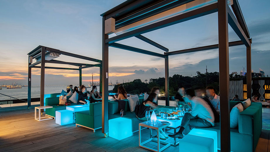 Offering stunning views of Sentosa’s Palawan Beach, the 1-Altitude rooftop bar and pool allows meetings to seamlessly transition to relaxed receptions and parties as day turns into night.