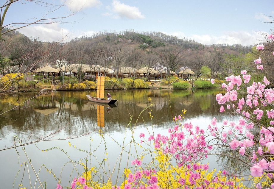 Against a scenic backdrop of scenic mountains and river, the Korean Folk Village in Yongin city allows MICE groups to discover the traditional Korean life during the Joseon Dynasty (1392-1897).
