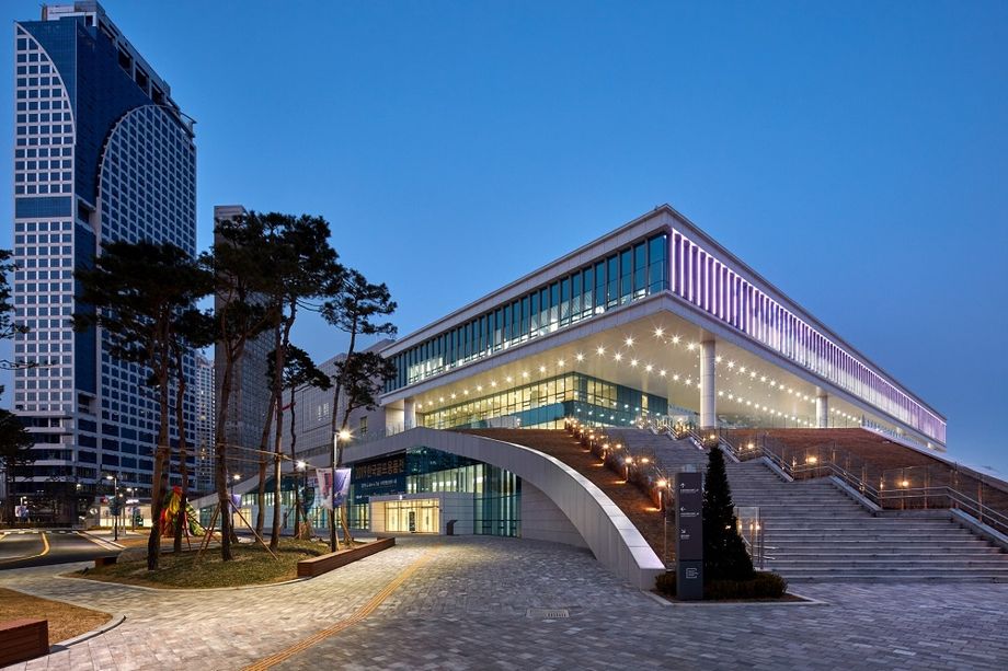 Suwon Convention Center is a multi-complex facility, comprising seven floors of convention building housing a 7,800sqm exhibition hall and 28 meeting rooms, among others.