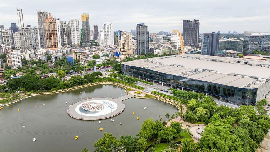 QSNCC is surrounded by lush greenery and overlooks the expansive Benjakitti Park.