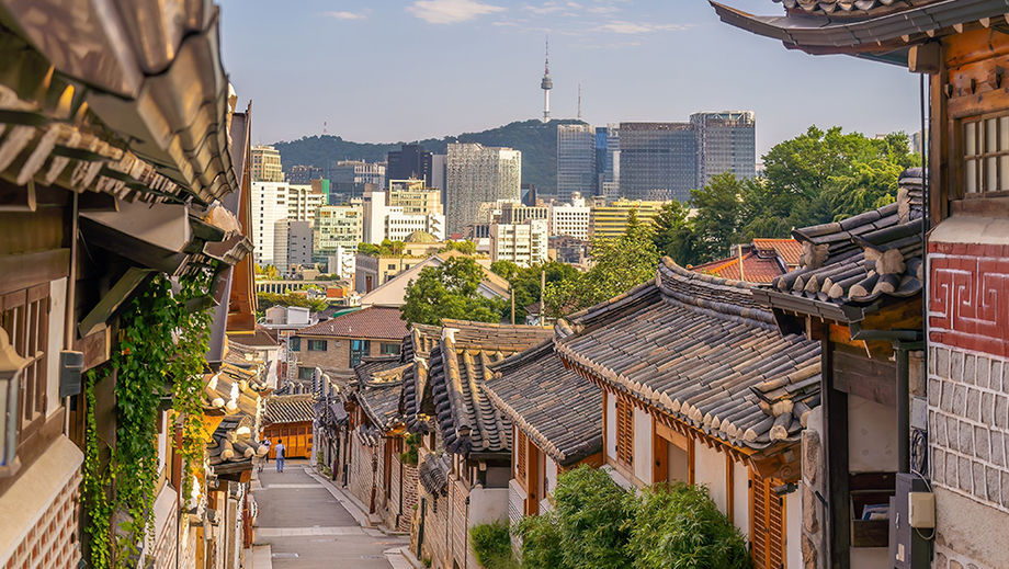 Reflecting 600 years of Seoul’s history, Bukchon Hanok Village is a historic area filled with traditional Korean homes.