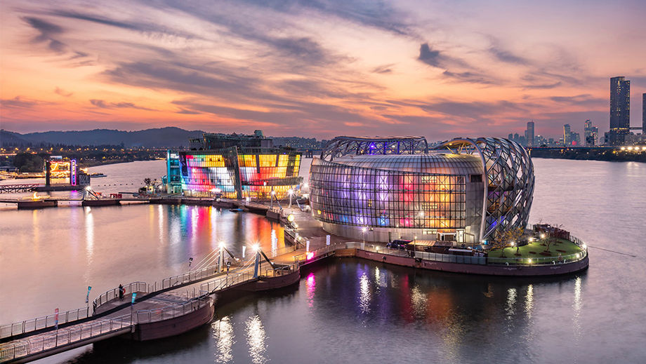 Some Sevit, a cultural complex floating on the Hangang River, has become a popular space for arts and culture performances, as well as corporate and incentive meetings, events and conferences due to its unique design and location.