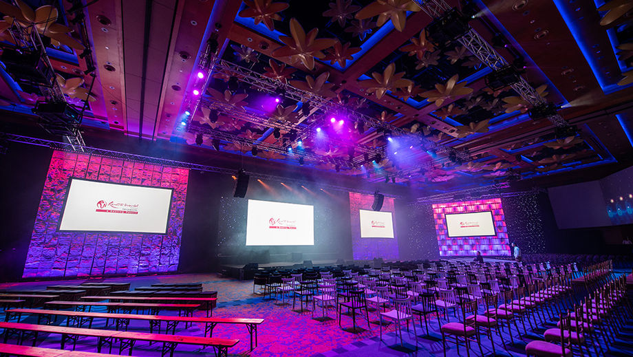 Resorts World Sentosa’s 6,000sqm pillarless ballroom comfortably holds up to 1,000 attendees and is well-equipped to accommodate various gaming setups and seating arrangements.