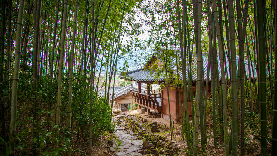 Inspiring meets in a traditional hanok surrounded by nature at Gurye Ssangsanjae House.