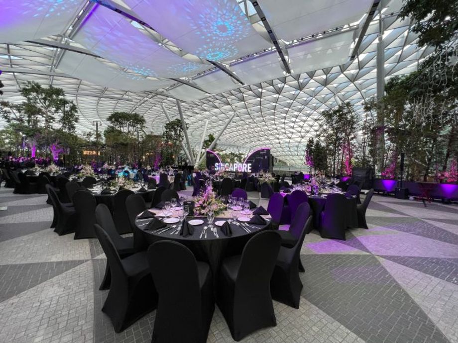 Jewel Changi Airport’s Cloud9 Piazza offers guests a unique vantage point of the 40m-tall HSBC Rain Vortex and surrounding lush greenery.